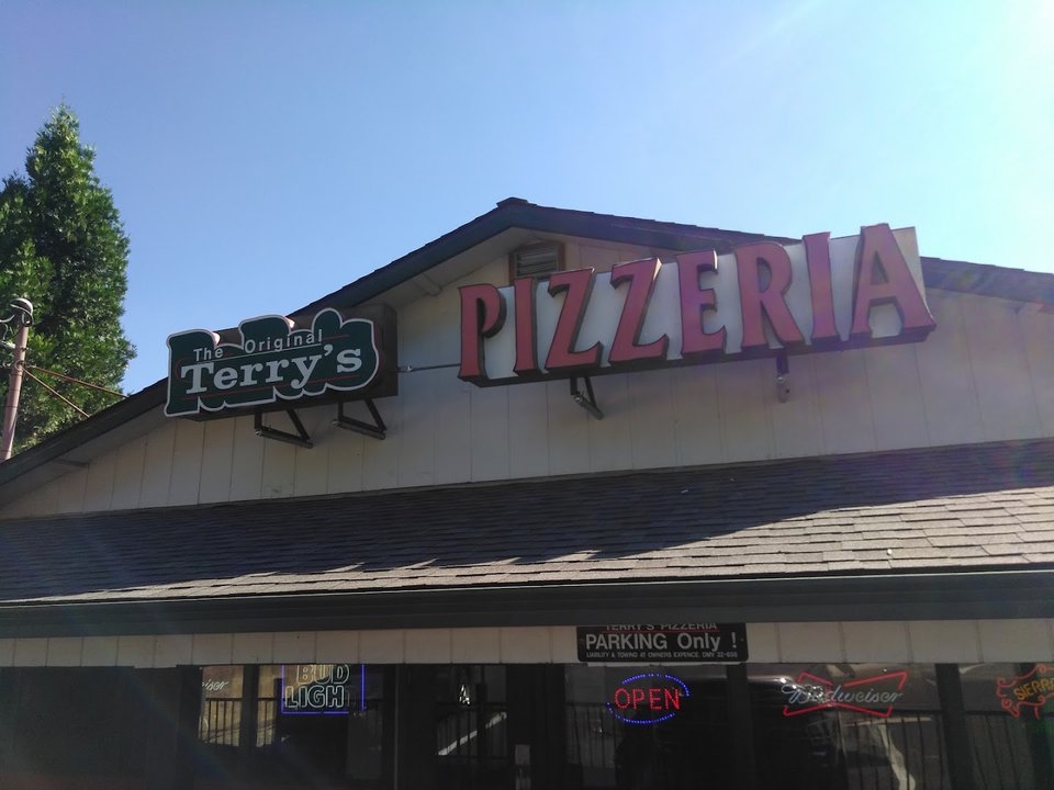 Pizza restaurant exterior on CA-193 in Georgetown.